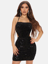 Figurbetontes Kleid mit Spaghettiträgern und Pailletten